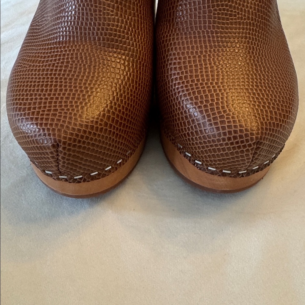 Like new! Charlotte Stone Textured Platform Clogs, sz 8 - Picture 3 of 5